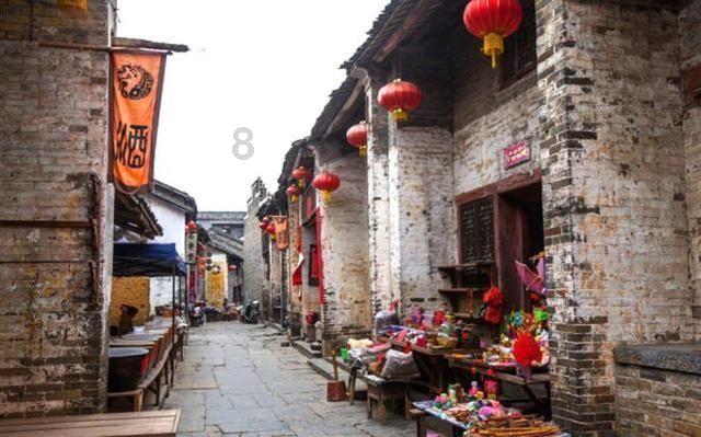 北京一女骑警巡逻时摔倒市民上前帮挪车，你对这一幕有何感触？游戏画面
